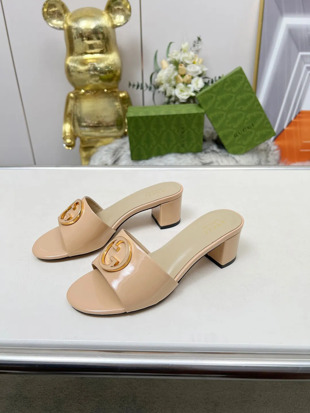 👟👟Ex-factory price 360👟👟 Genuine leather sole +40 Gucci 𝟐𝟎𝟐5 new spring and summer double G buckle round toe medium heel slippers, this G family series of slippers are so beautiful, high-end must buy~ The double G Logo is so beautiful on the feet, a classy style! The buttons have the GUCCI logo. Fabric: Cowhide Lining: Sheepskin lining Sheepskin pad Heel height: 5CM Sole: Italian genuine leather outsole Size: 35-44 [42 43 44 customized]